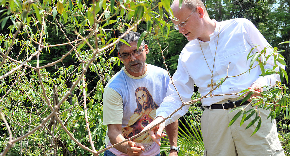Padre Dico führt Bischof Overbeck im Rahmen seiner Lateinamerikareise durch die Communidad Pororoca in Amazonien. Foto: Nicole Cronauge